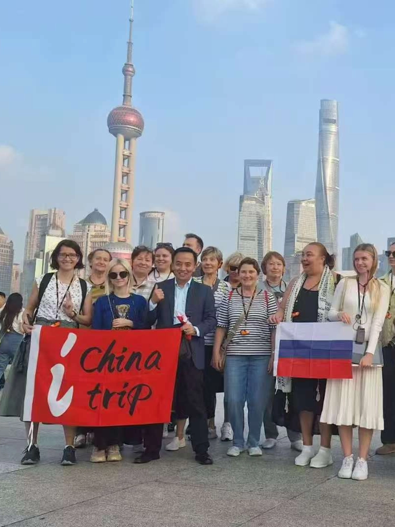 Tourists at The Bund 2