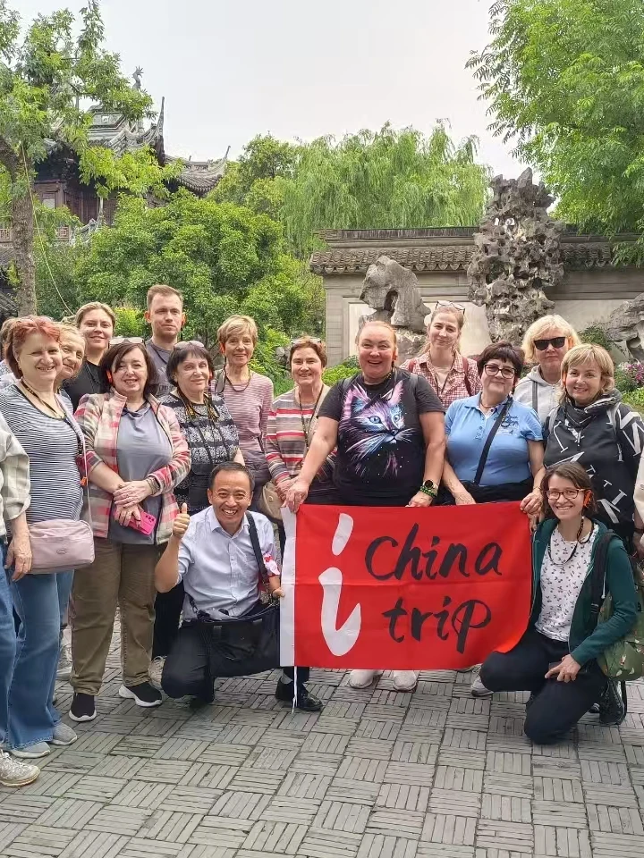 Tourists at Yuyuan Garden 1