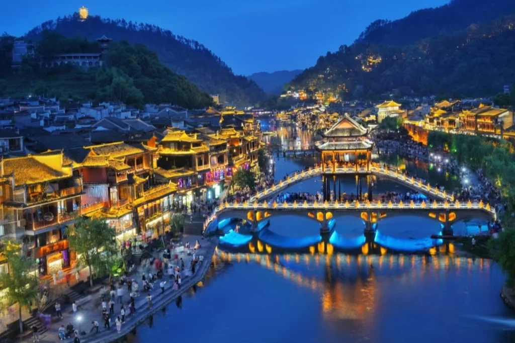 ночным видом Фэнхуан