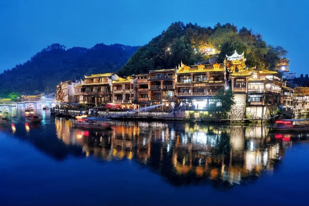 Древний город Фэнхуан в сумерках