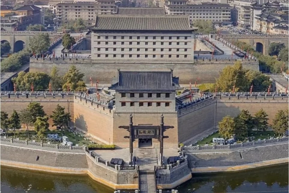 Древняя городская стена