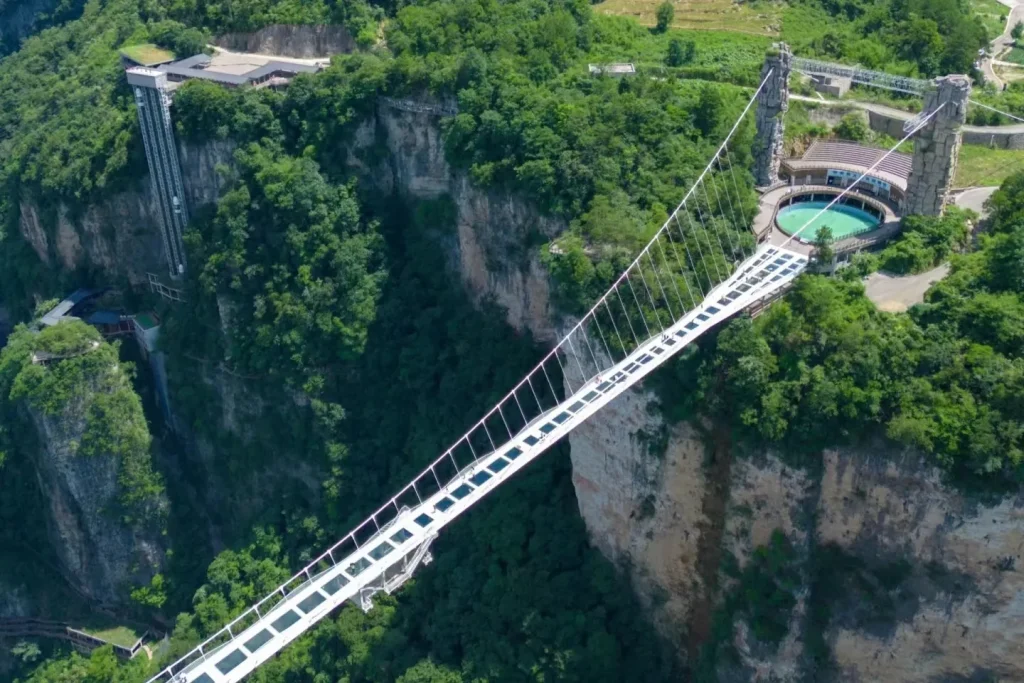 стеклянный мост в каньоне Чжанцзяцзе