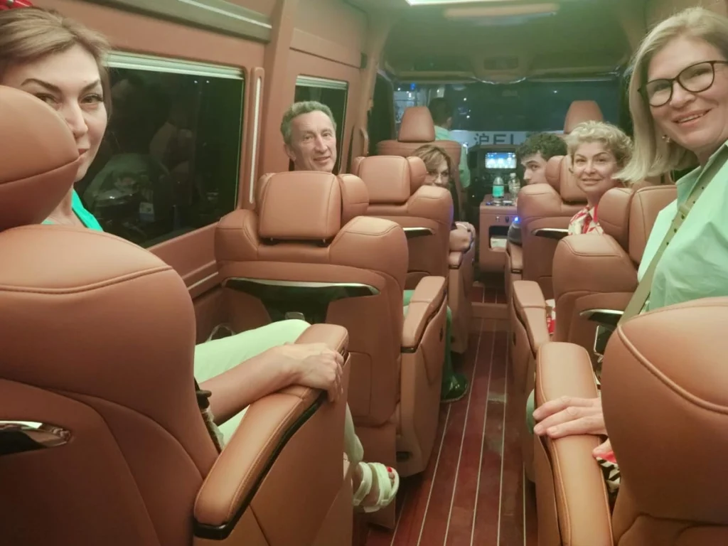 Туристы iChina Trip в частном автомобиле