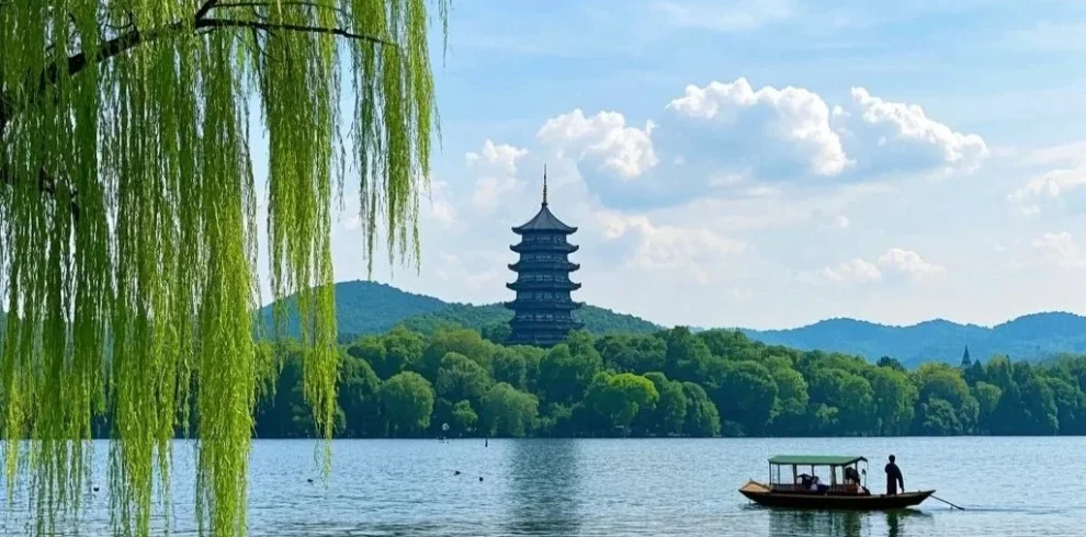 прогулка на лодке по озеру Сиху