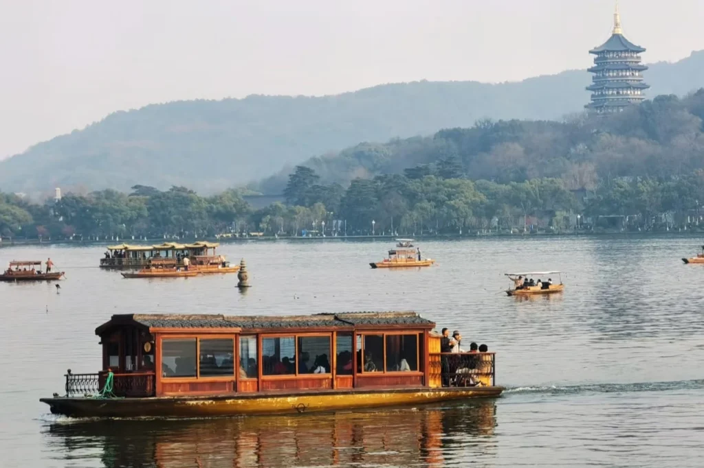 прогулка на лодке по озеру Сиху