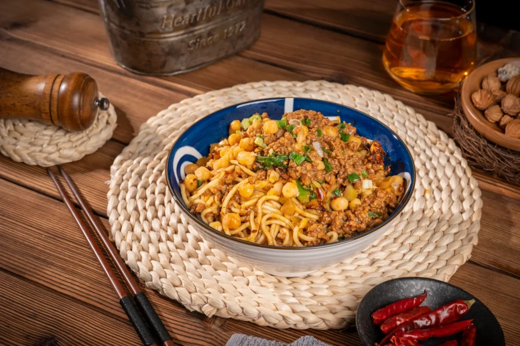 Чунцинская лапша с горошком и мясным соусом