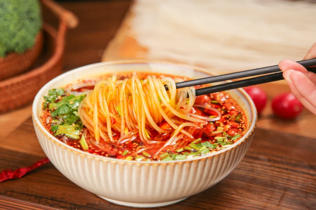 Чунцинский кисло-острый лапшичный суп