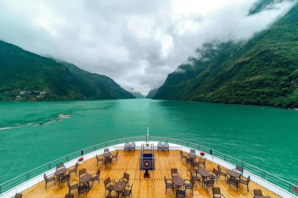 Наслаждаться видами с палубы круизного судна